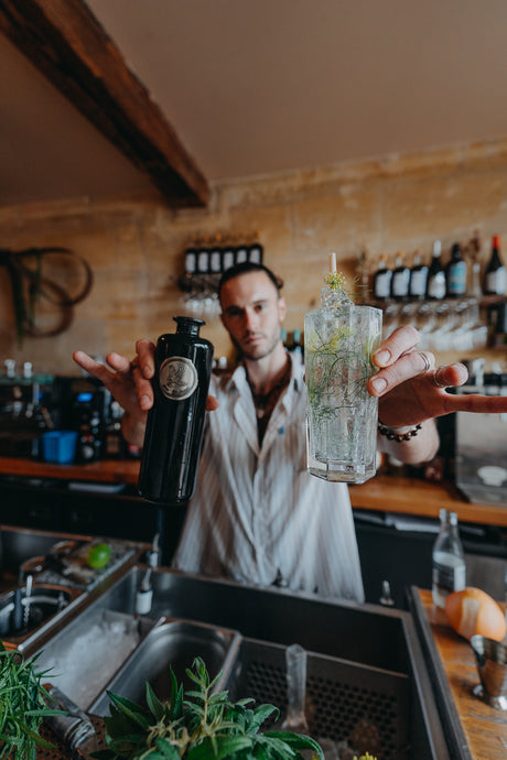 Le bar à cocktails - restaurant, Symbiose à Bordeaux, a choisi Corvus, notre Gin Avem, pour sa carte Gin Tonic cet été