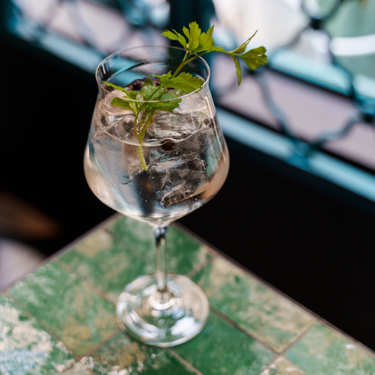 Allongée avec du tonic