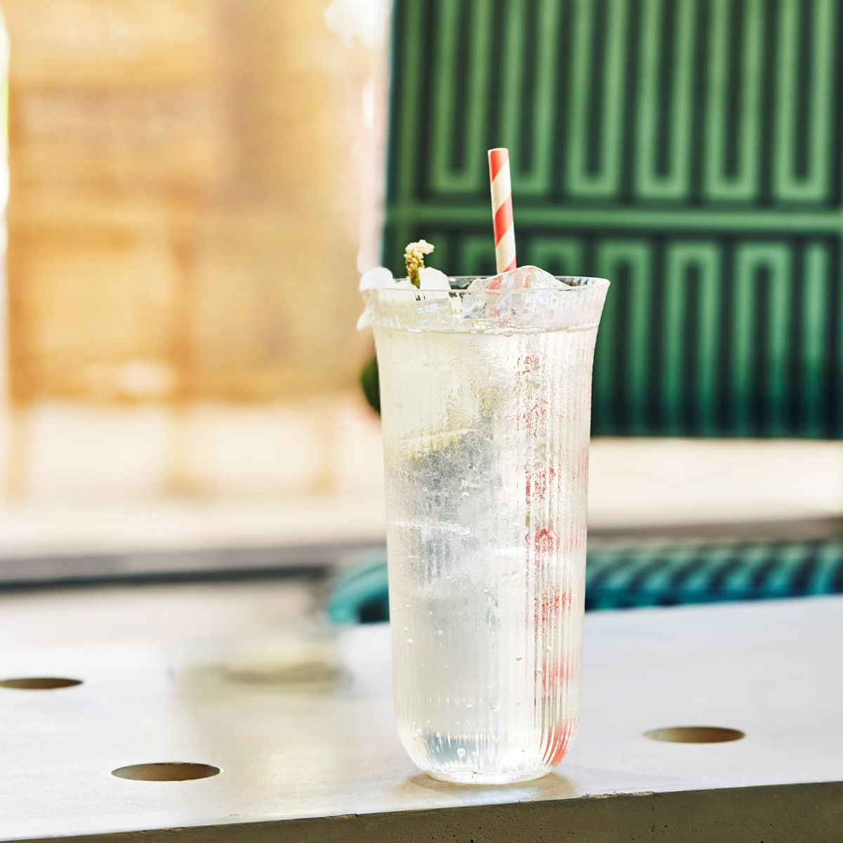 Allongée avec du tonic