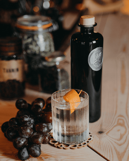 Gin Avem Corvus, navy strenght bordelais à base de raisin.